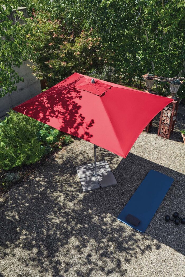 Parasol rectangulaire push up dans un jardin vue de haut