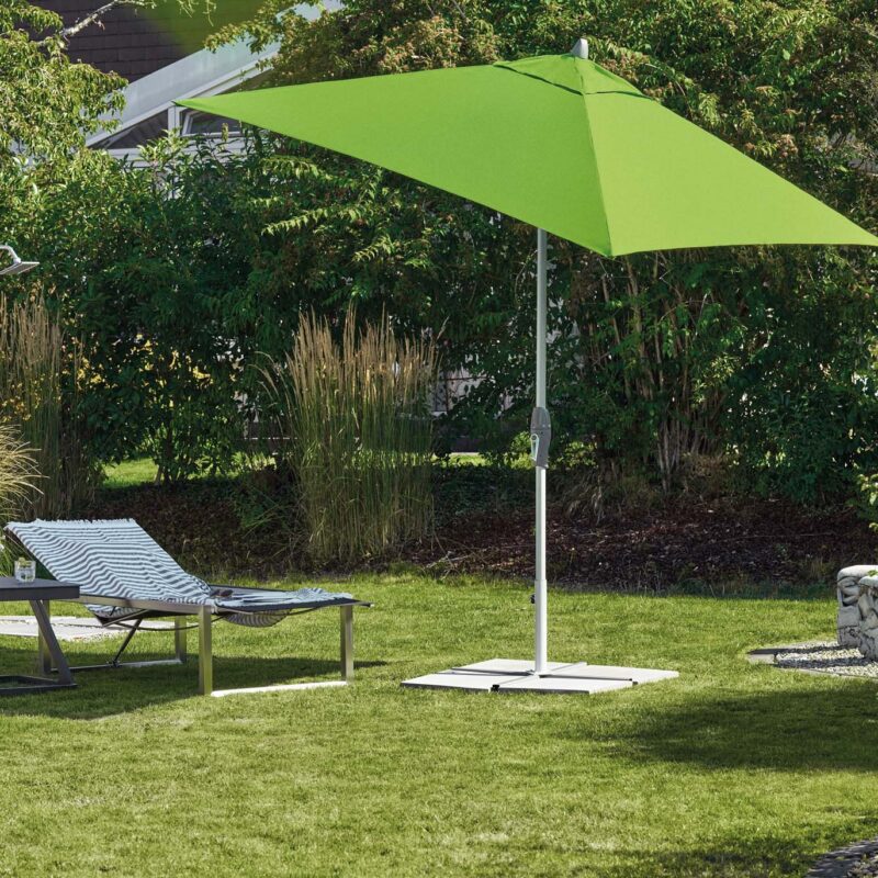 parasol avec manivelle Shell turn dans un jardin