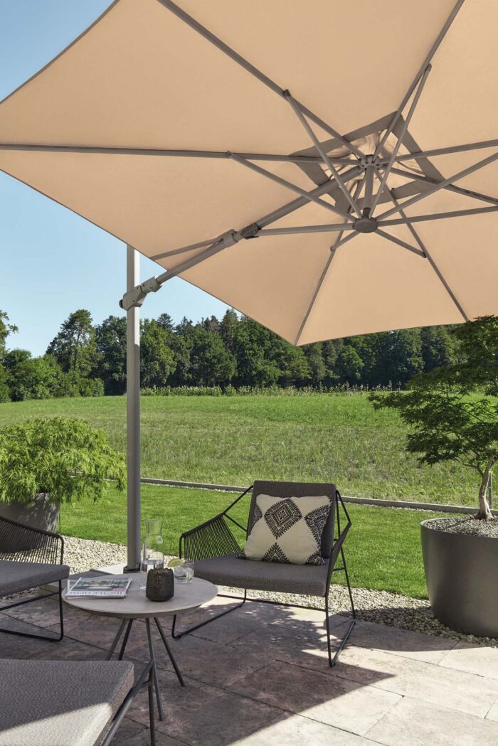 parasol déporté inclinable varioflex sur une terrasse vue de dessous