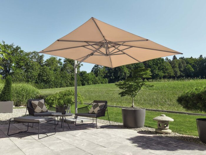 parasol déporté inclinable varioflex sur une terrasse