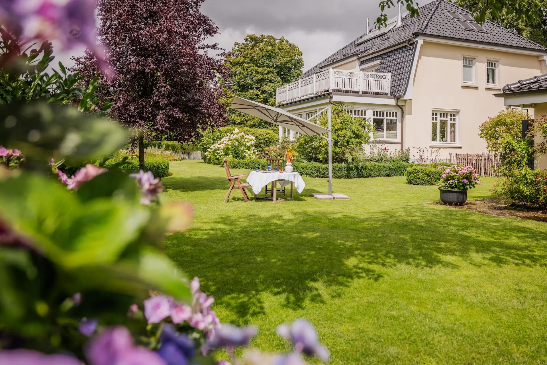 Parasol déporté inclinable pour grand jardin et terrasse, modèle Familyflex.