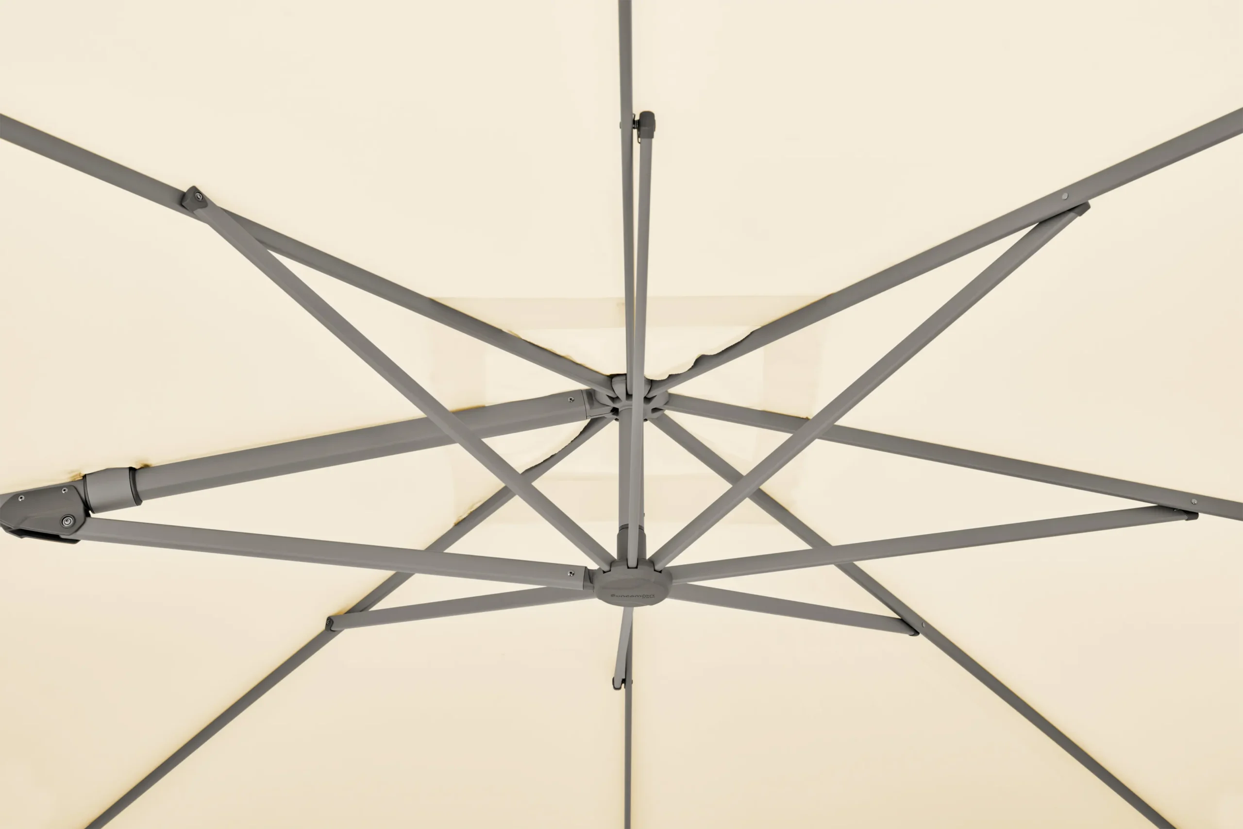 Structure des baleines sous la toile écru du parasol déporté inclinable latéralement Varioflex.