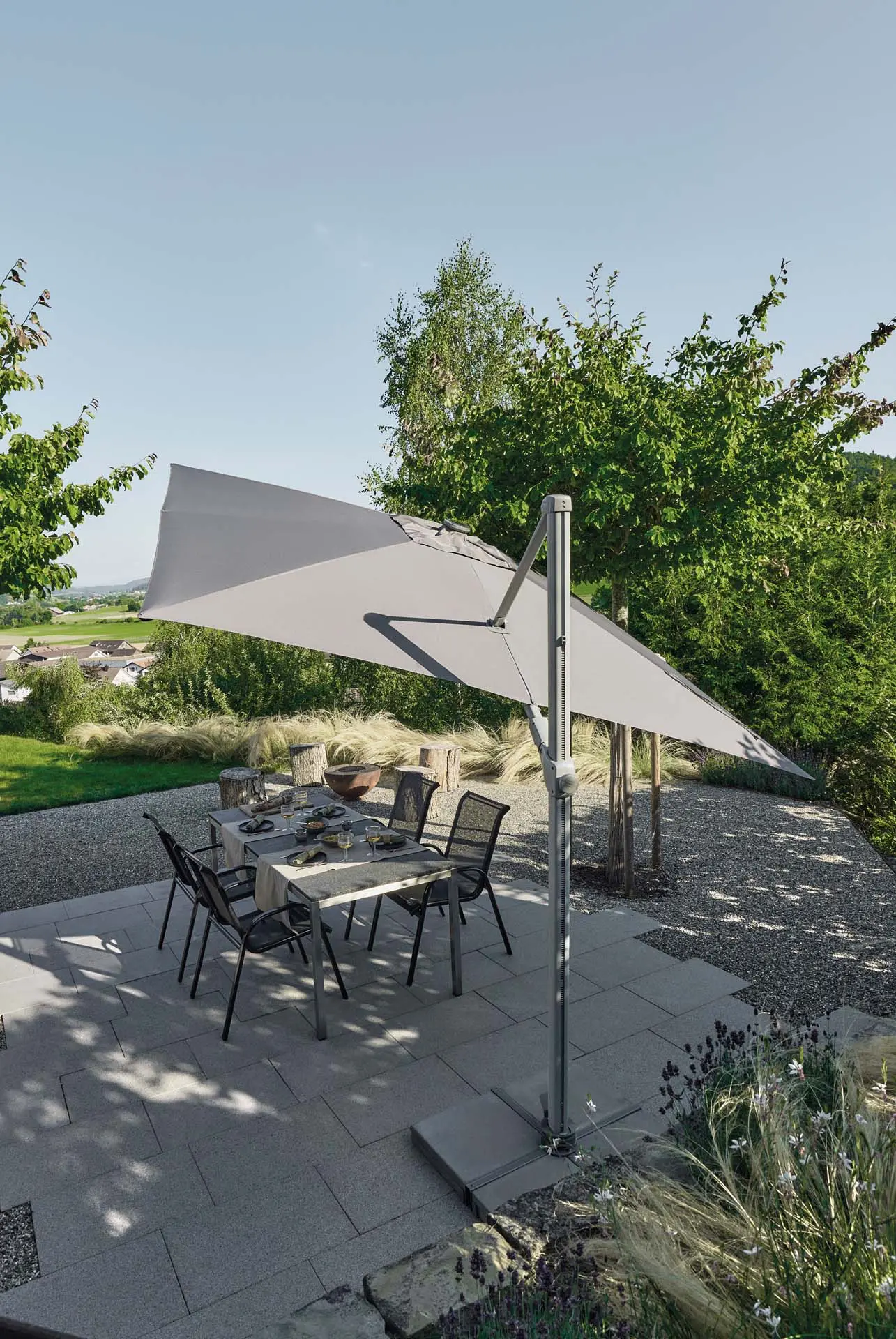 Détail du panneau solaire photovoltaïque sur le sommet d'un parasol déporté Suncomfort by Glatz.