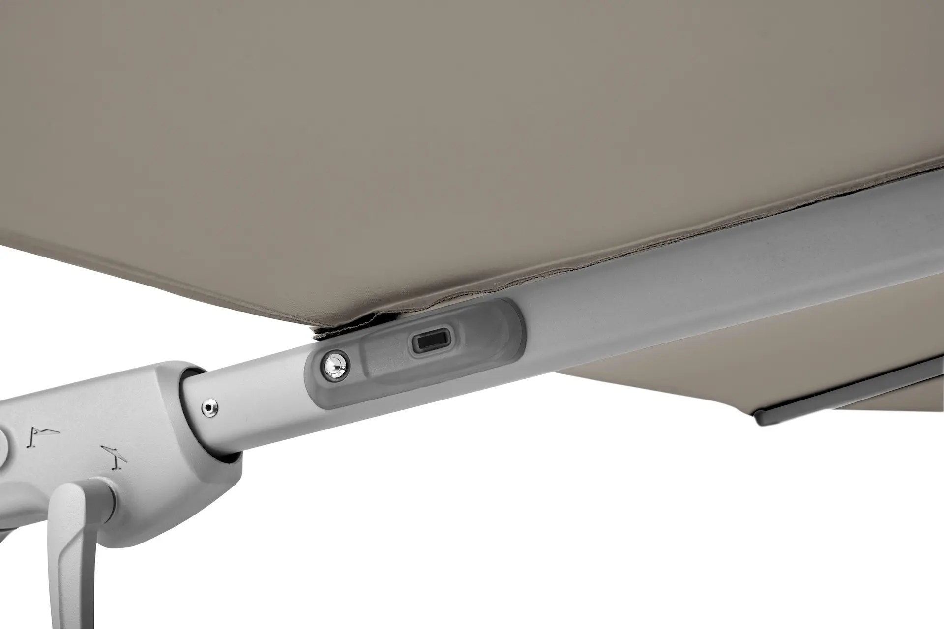 Manivelle ergonomique pour l'ouverture et la fermeture du parasol déporté Varioflex LED.