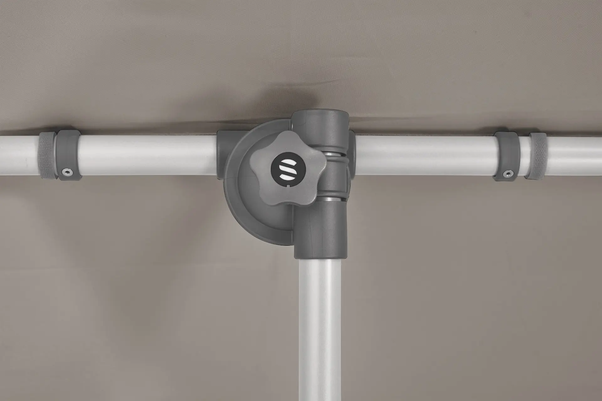 Détail du joint articulé du parasol vertical Flex Roof Suncomfort coloris 053 Light Taupe.