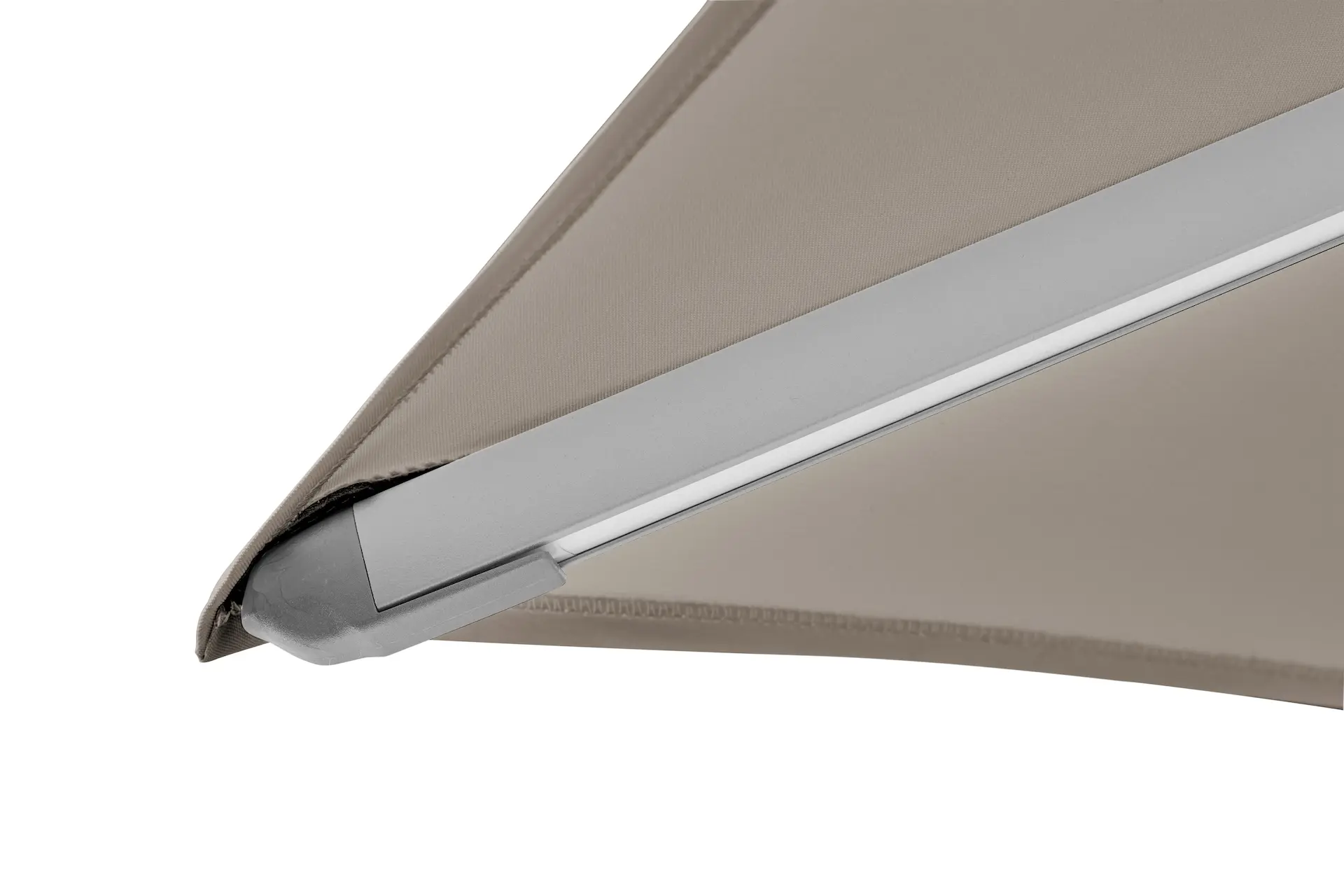 Détail de la finition de la toile light taupe 053 sur l'embout de baleine du parasol Varioflex LED.