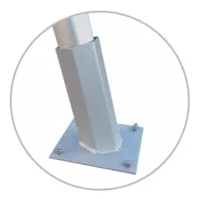 Détail sur fourreau métallique incliné pour poteau pour voile d'ombrage à sceller.