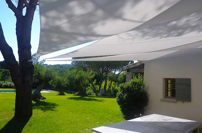 Point d'ancrage mural pour voile d’ombrage triangle avec cordage.