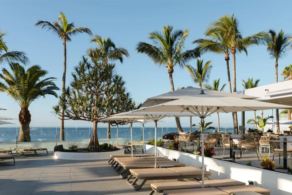 Grand parasol professionnel solarium et zone transat.