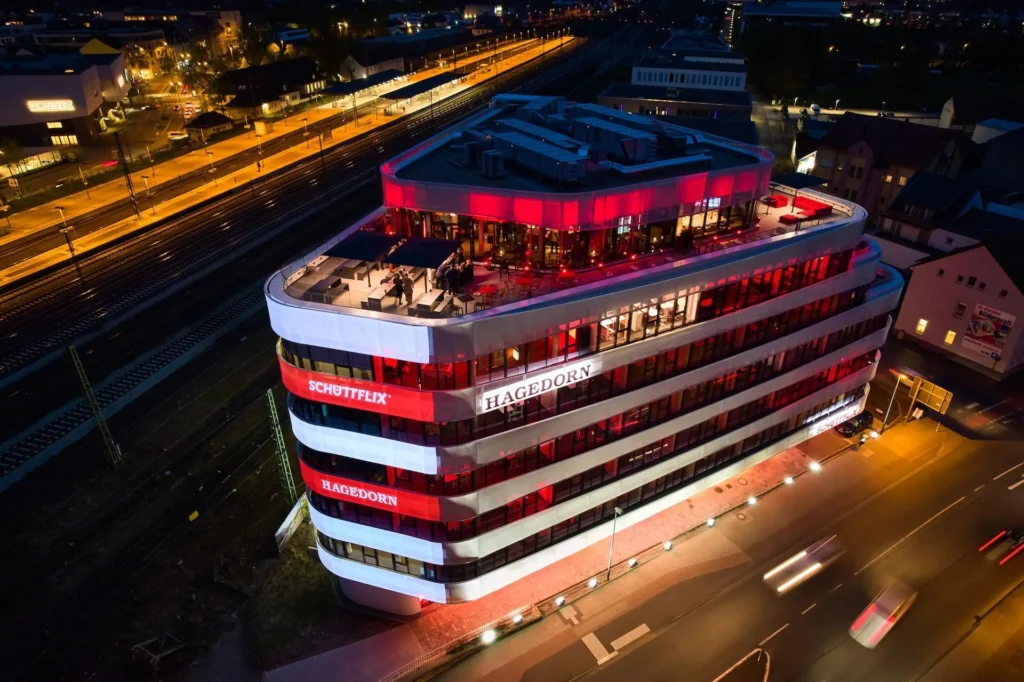 Grand parasol professionnel aménagement parc entreprise.