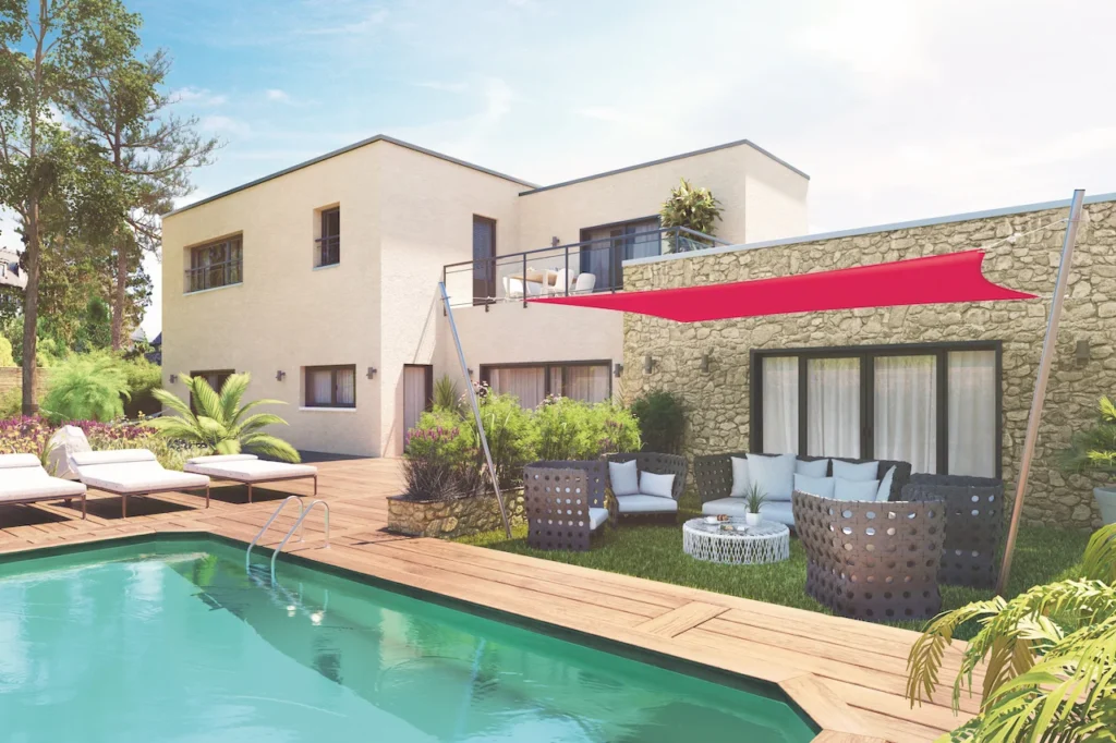 Voile d'ombrage carrée grise fixée entre des mâts et une façade.