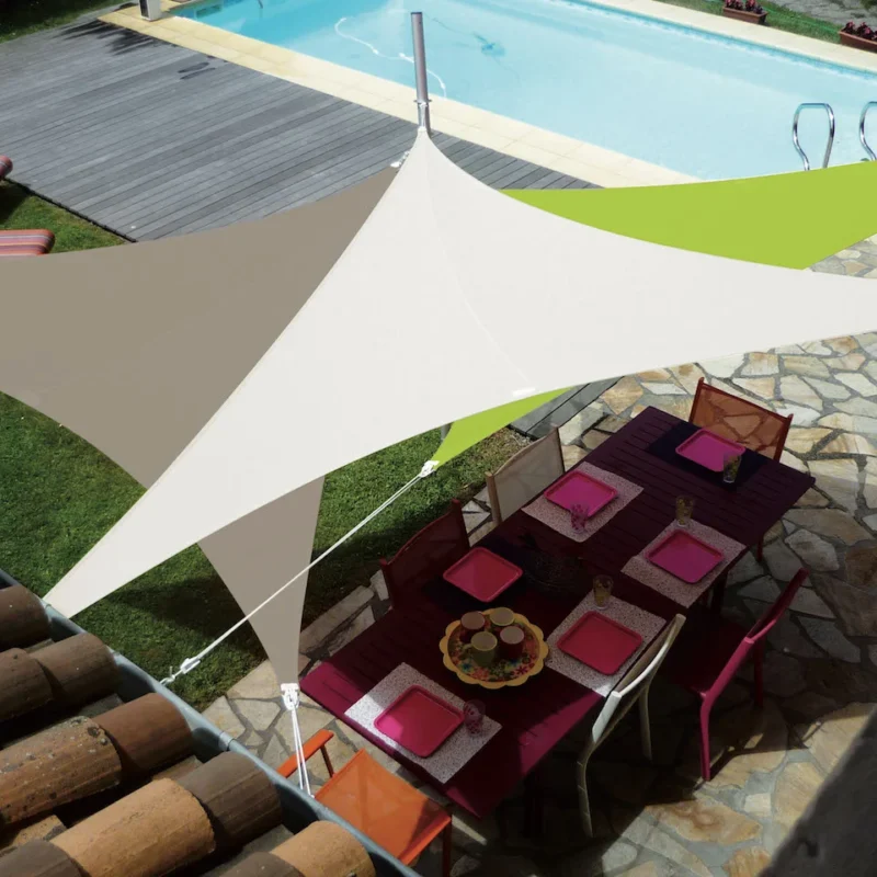 Pack prêt à poser : voile d’ombrage triangle et accessoires.