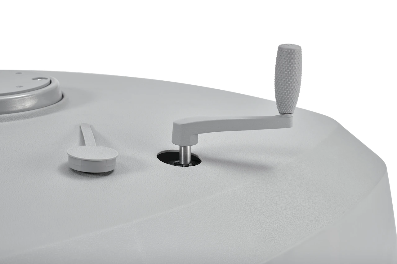 Manivelle escamotable pour lever le pied de parasol déporté à roulettes.