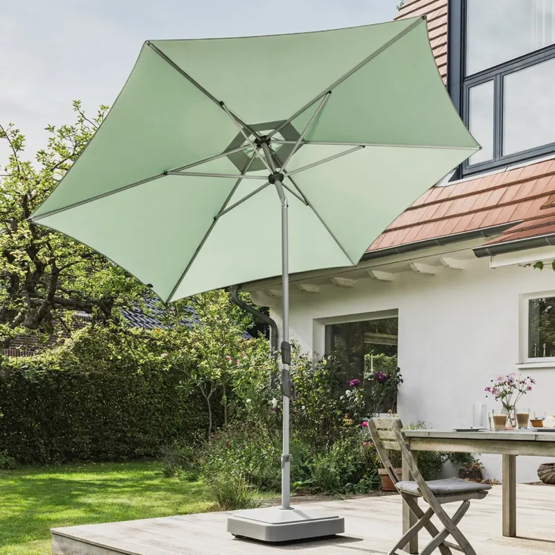 Parasol design toit plat Slide incliné pour suivre le soleil sur un balcon contemporain.