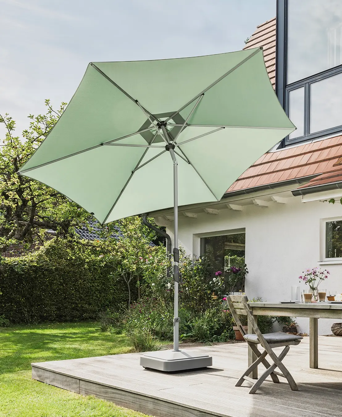 Parasol design toit plat Slide incliné pour suivre le soleil sur un balcon contemporain.
