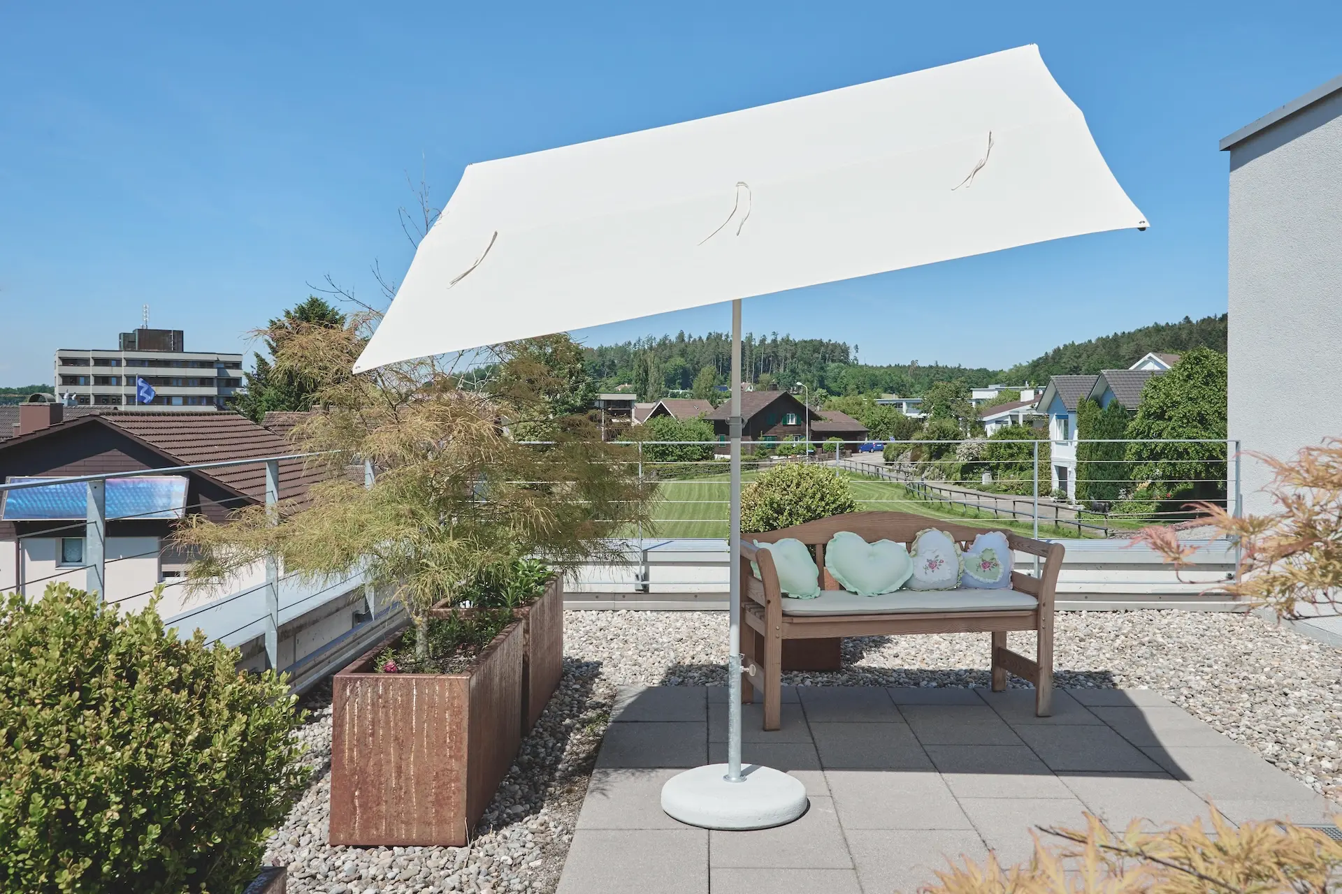 Parasol de balcon inclinable Flex Roof Suncomfort 050 sur une terrasse de toit.