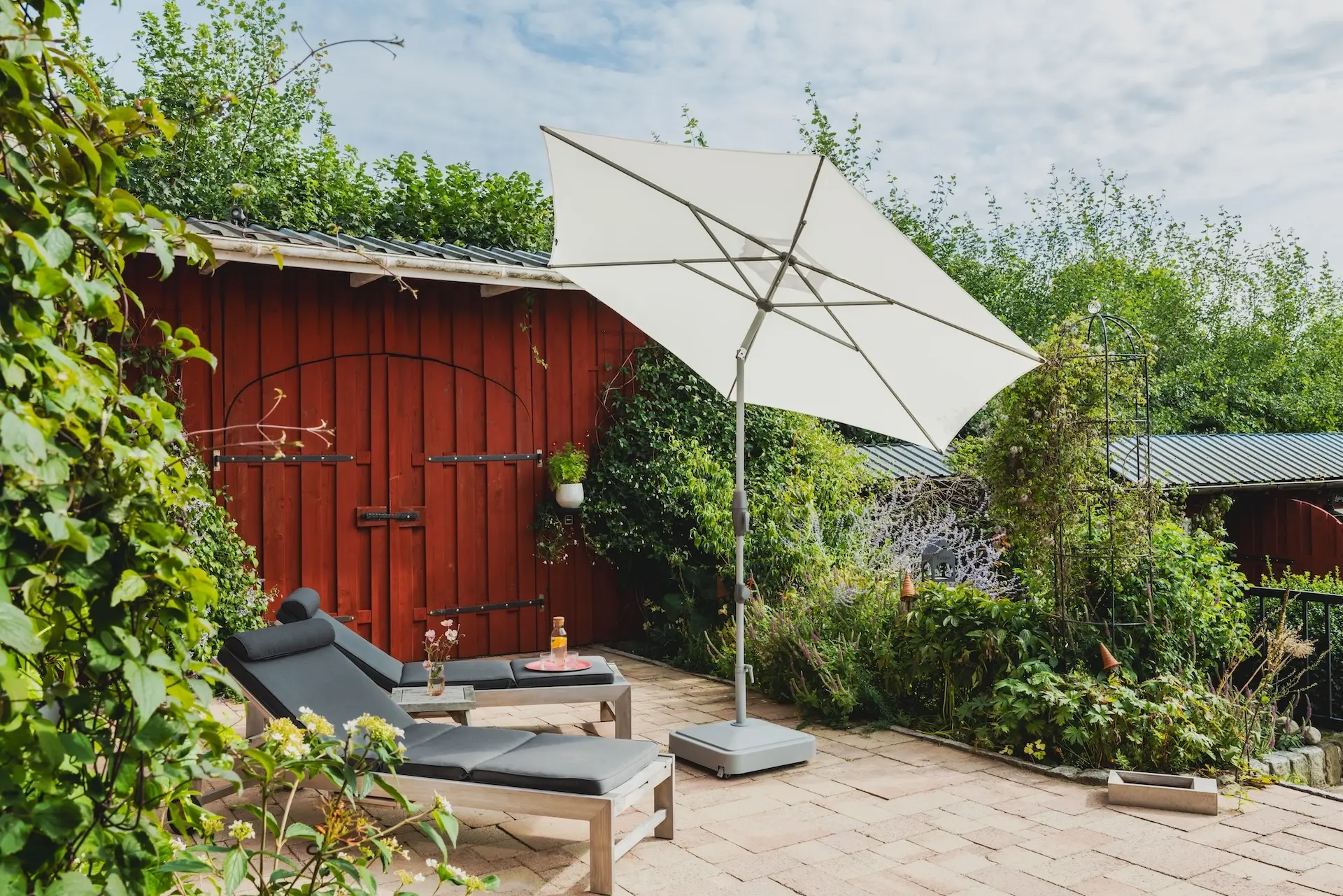 Parasol de balcon et terrasse inclinable Shell Turn Suncomfort coloris blanc sable 050.