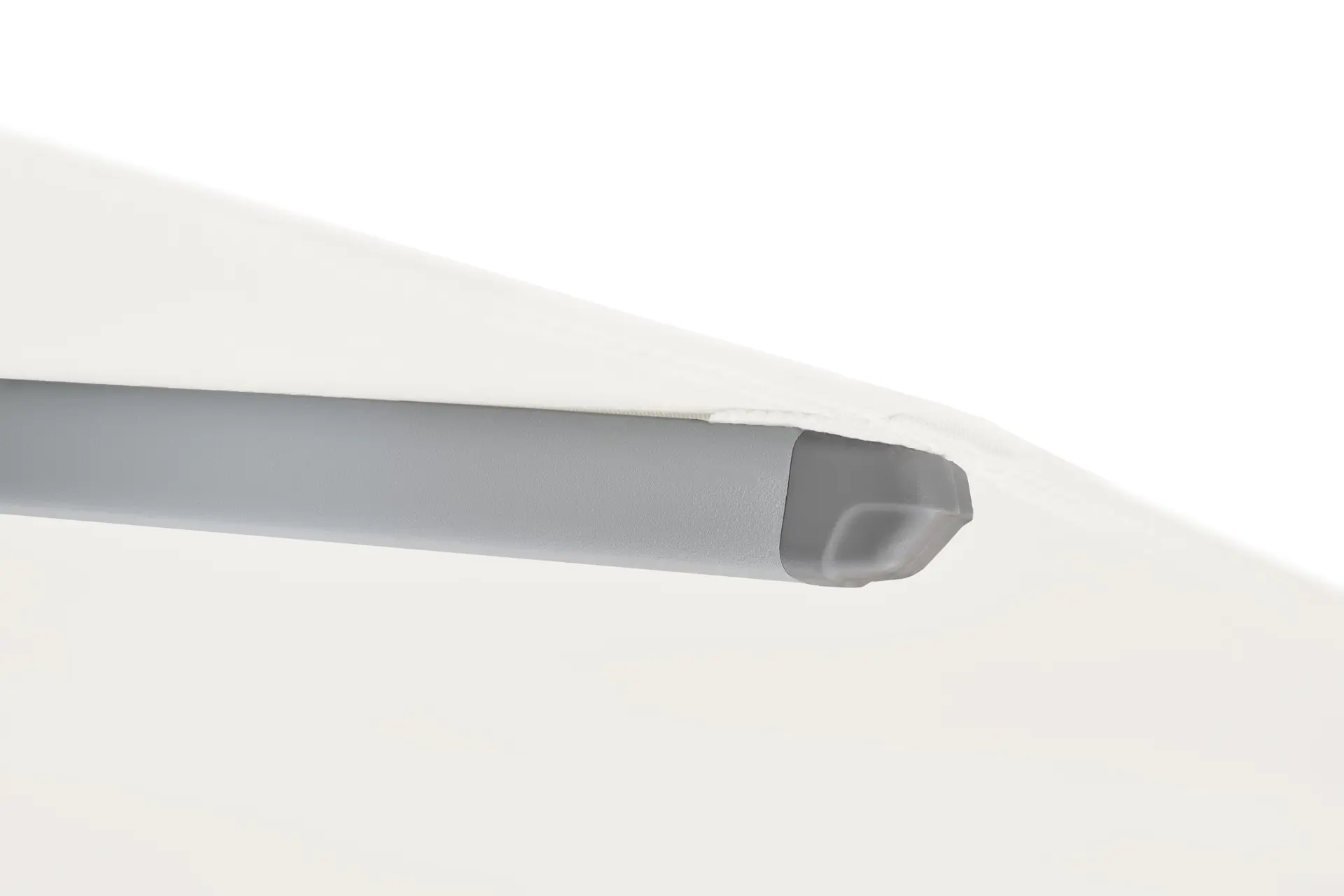 Détail de l'embout de baleine en acier et toile Sand White du parasol Suncomfort.