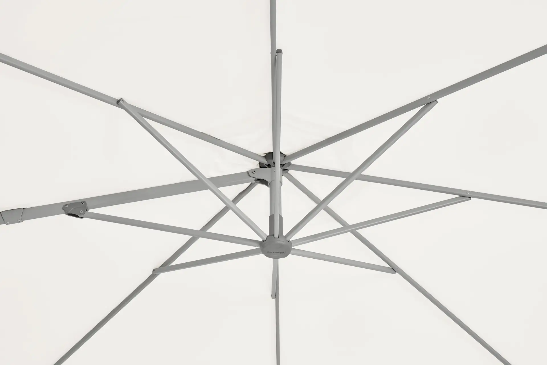 Structure intérieure et baleines du parasol déporté inclinable Suncomfort Familyflex.