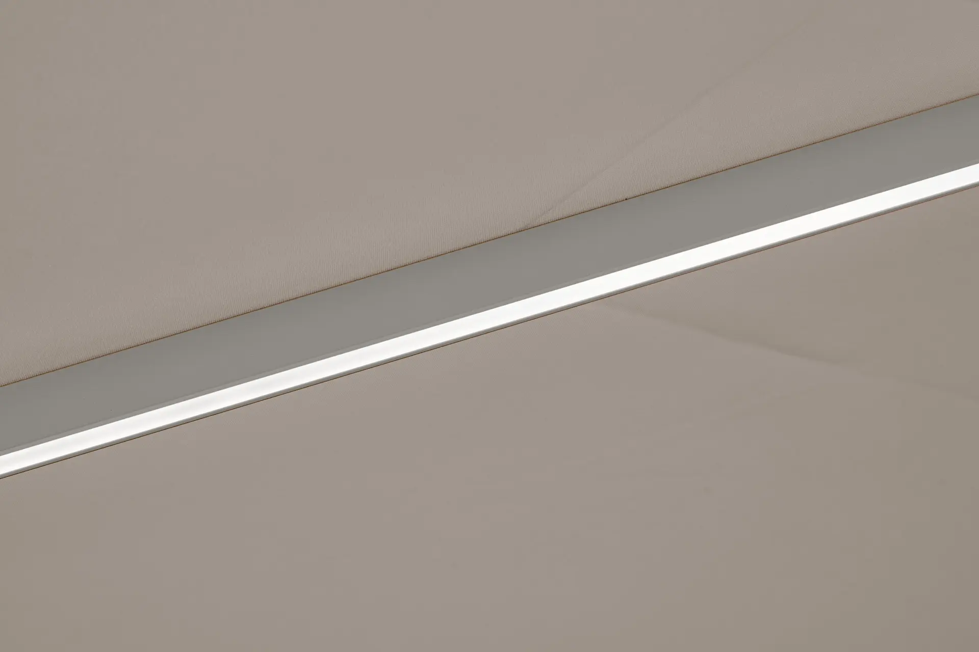 Détail de l'éclairage LED intégré dans les baleines du parasol déporté solaire Varioflex.