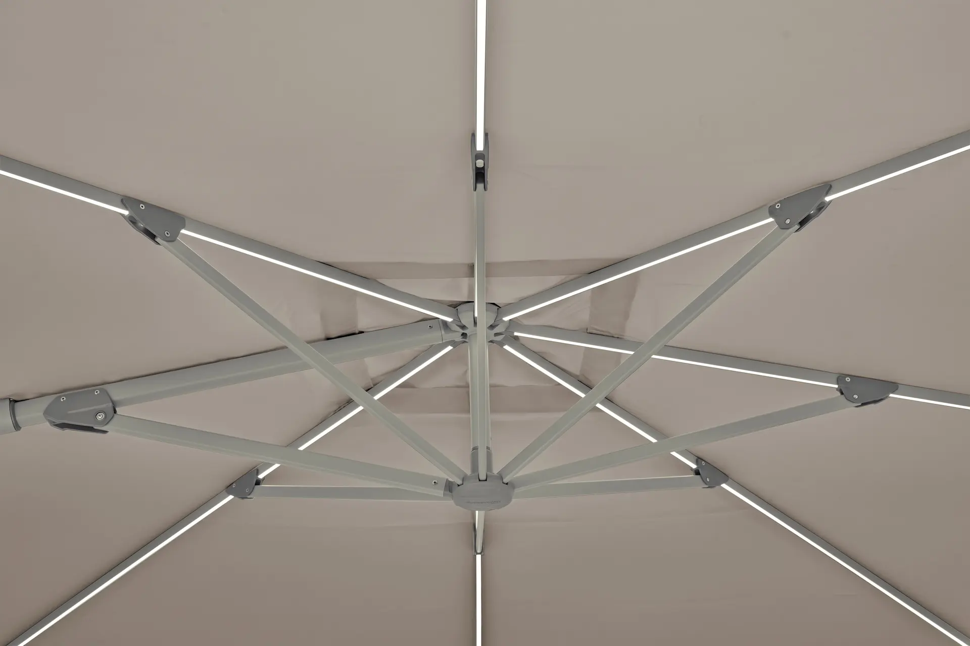 Vue de dessous du parasol déporté LED solaire Varioflex avec 8 baleines lumineuses, coloris light taupe 053.