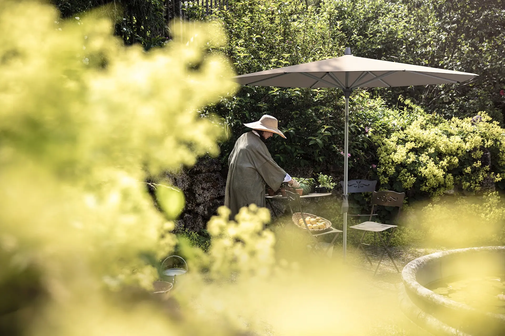 Parasol inclinable de terrasse Glatz ALU-TWIST ombrageant un espace jardin