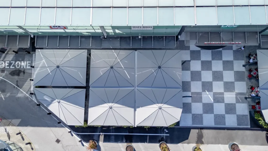 Parasol professionnel zone repos centre commercial.