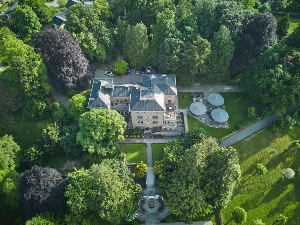 Parasol professionnel restaurant bord de lac résistant vent.