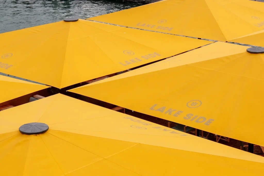 Parasol professionnel restaurant bord lac Zurich.