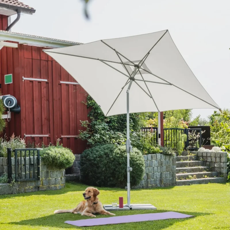 Zoom sur la toile et la structure du parasol de terrasse inclinable Shell Turn Suncomfort coloris Sand White 050.