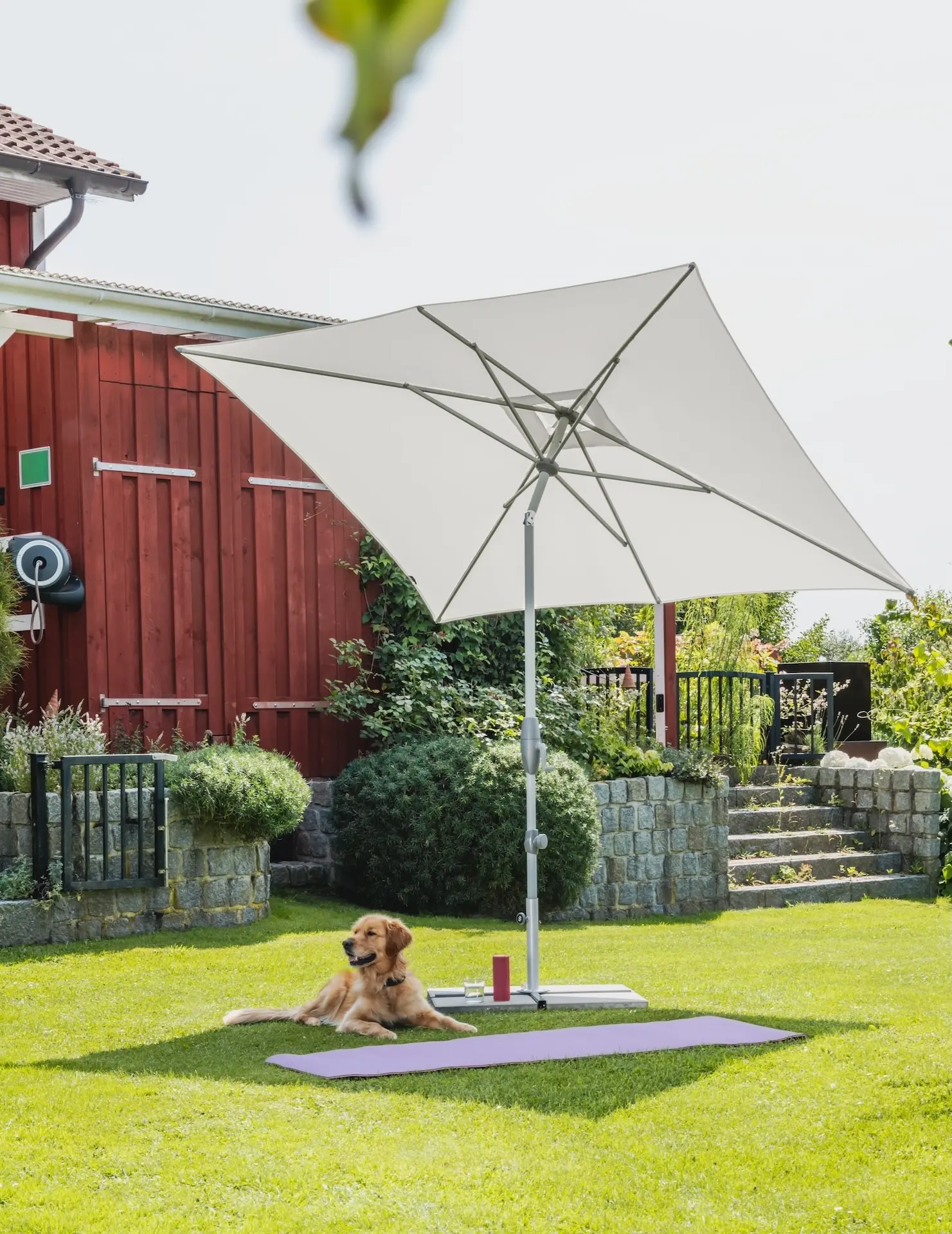 Zoom sur la toile et la structure du parasol de terrasse inclinable Shell Turn Suncomfort coloris Sand White 050.