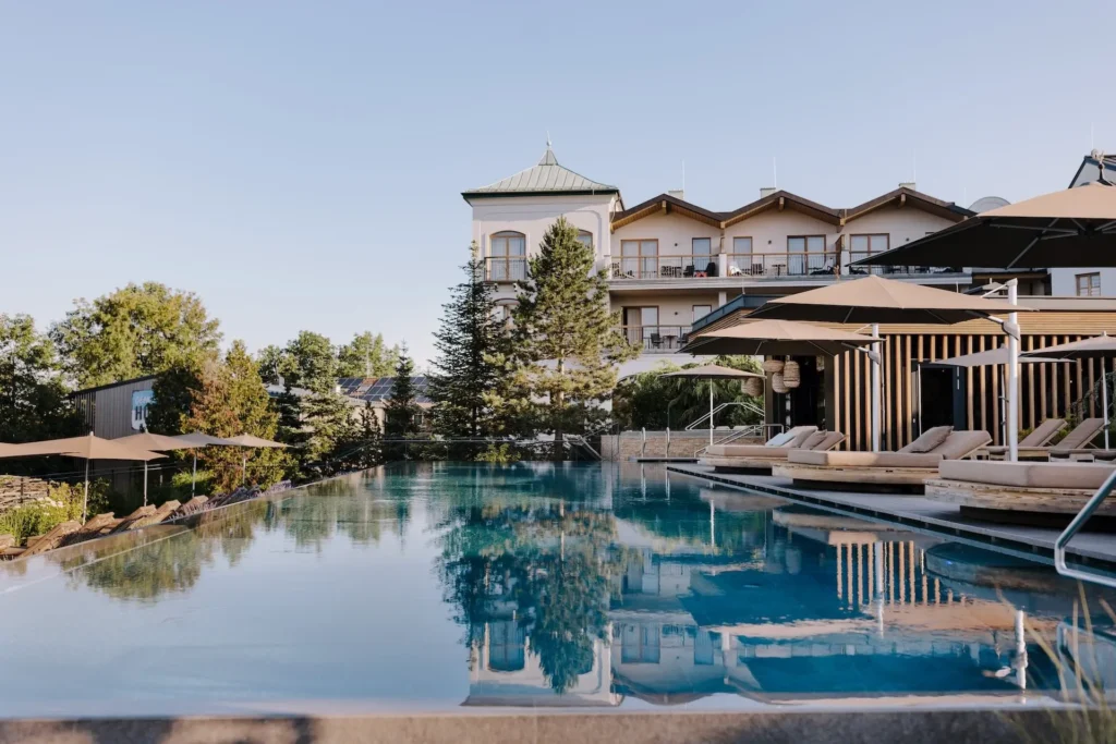 Parasol de terrasse professionnel hôtel et spa luxe.