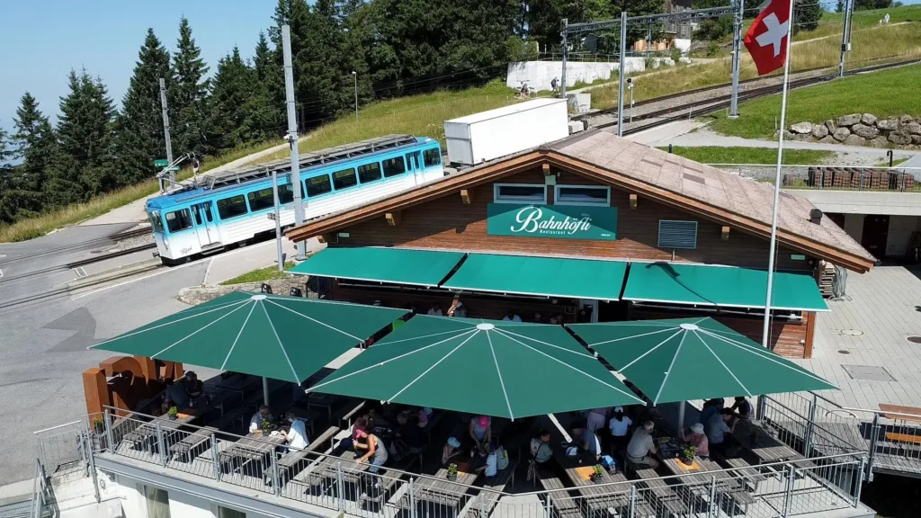 Parasol terrasse restaurant haute fréquentation.
