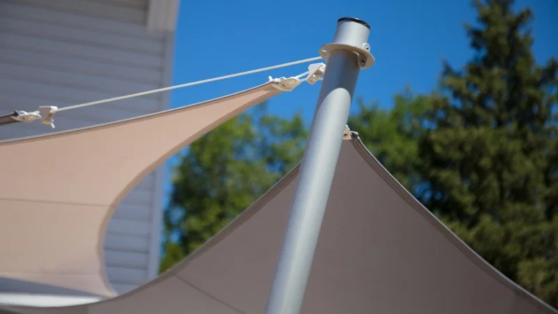 Poteau pour voile d'ombrage à planter en aluminium avec bagues de réglage.