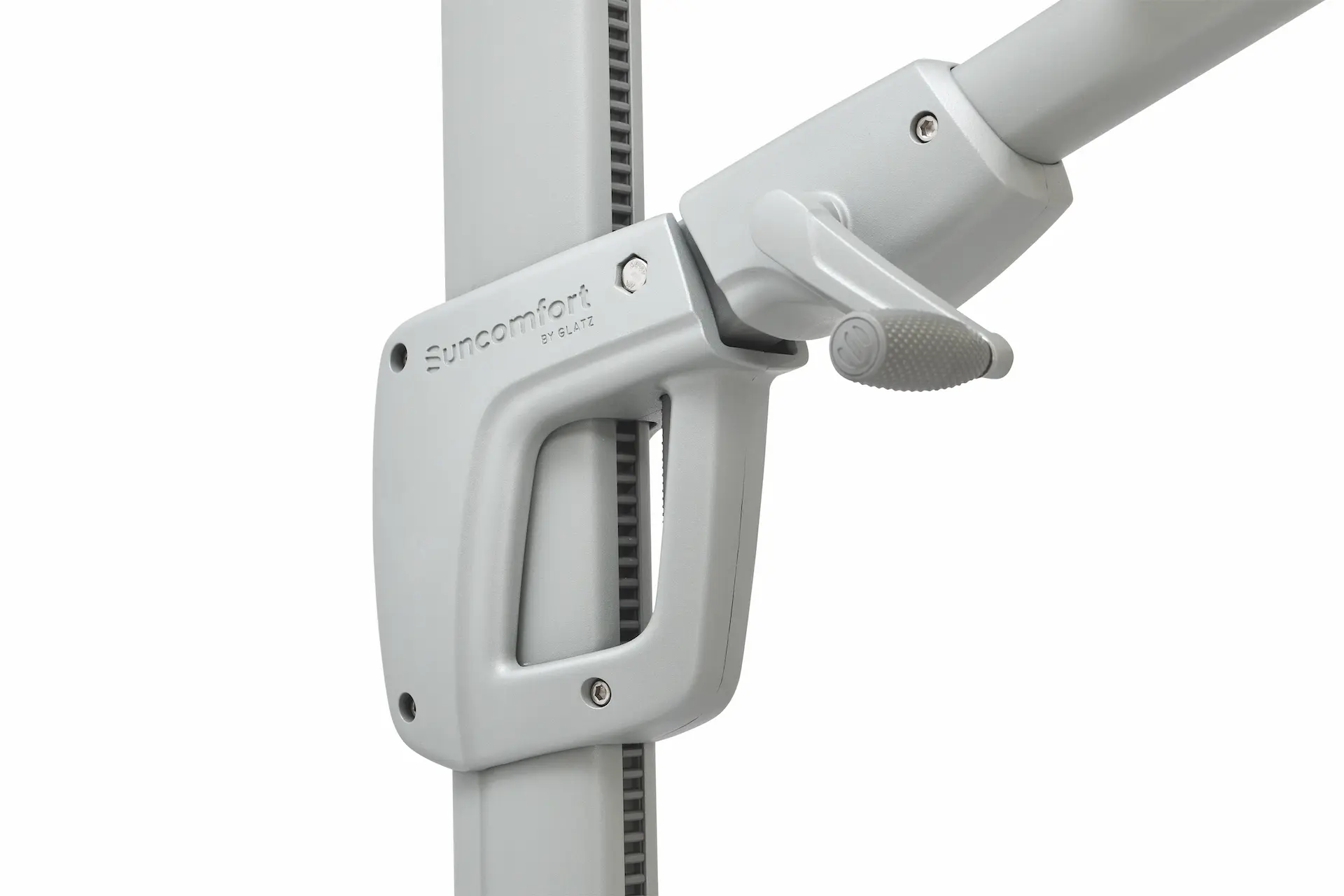 Gros plan sur la manivelle d'ouverture du parasol déporté aluminium Suncomfort by Glatz.