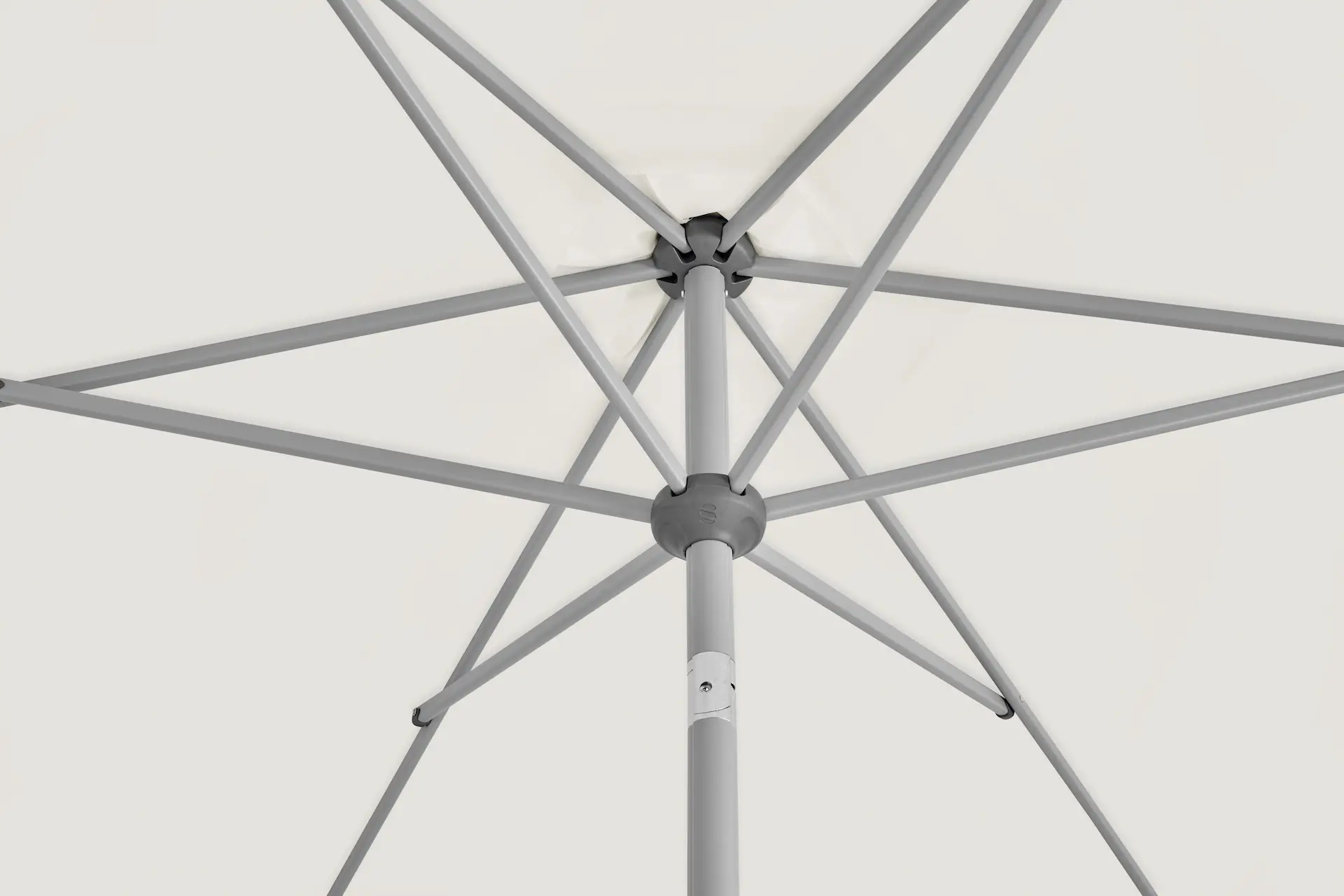 Vue intérieure de l'armature et des baleines en aluminium du parasol Slide.