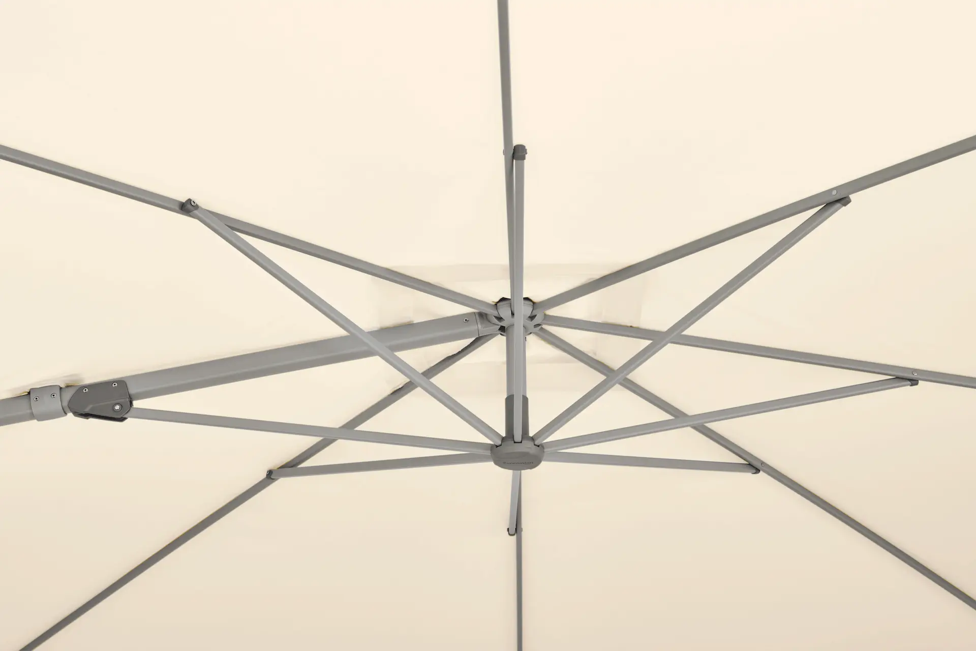 Détail de l'armature et des baleines en aluminium du parasol déporté Sunflex.