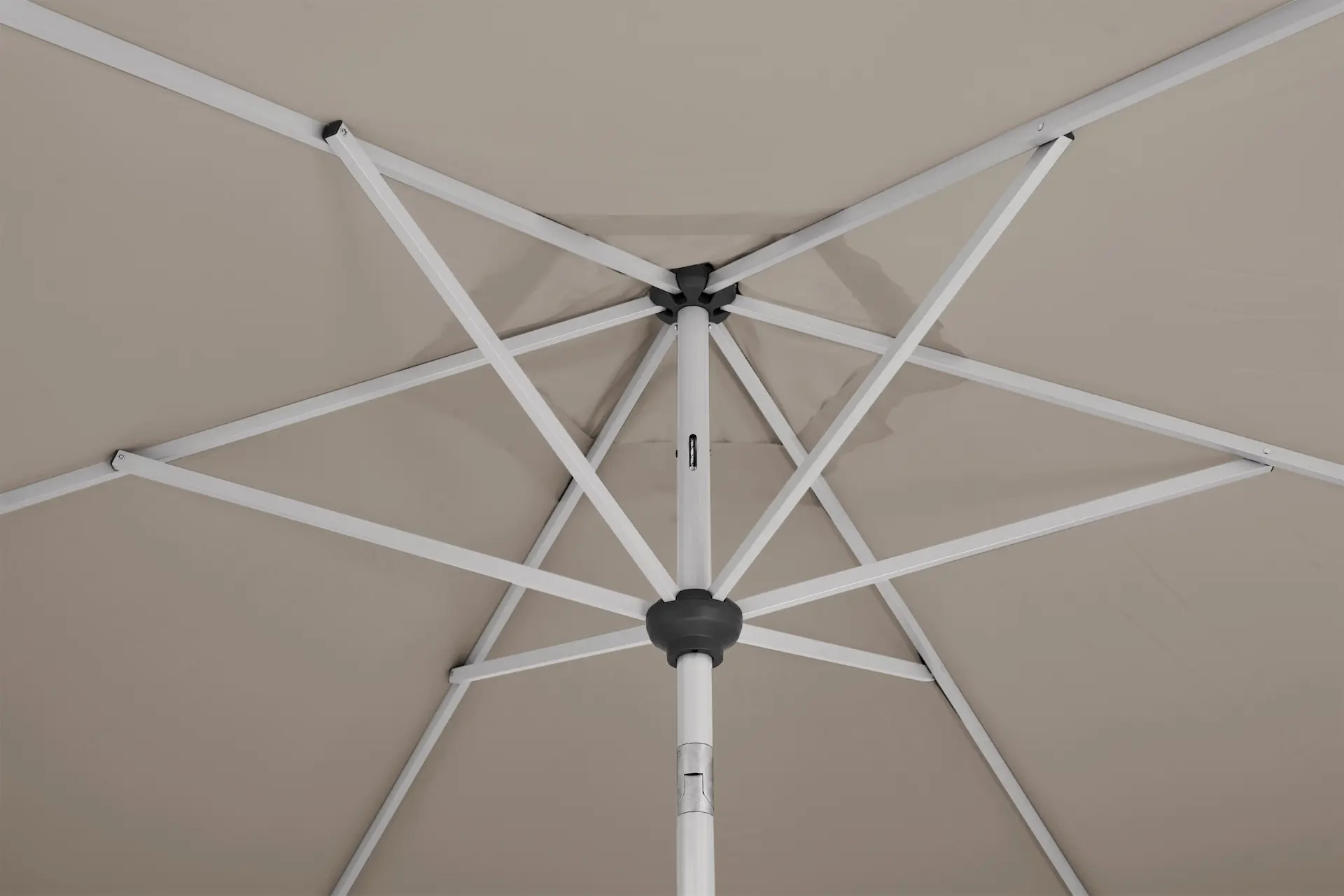 Vue intérieure de la structure robuste du parasol de terrasse inclinable Shell Turn - Light Taupe 053.