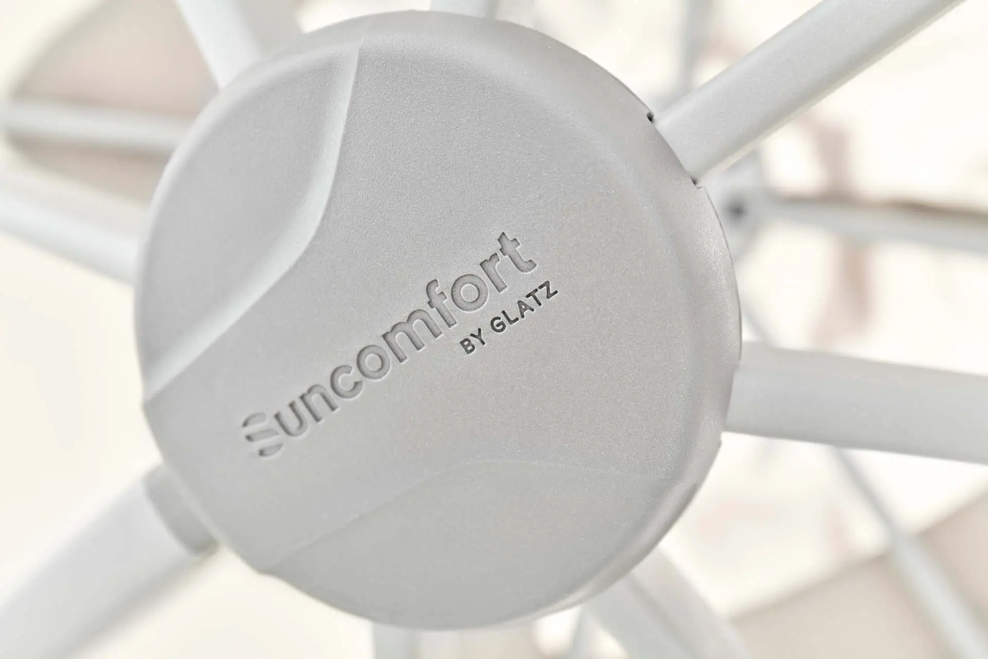 Logo Suncomfort by Glatz sur le moyeu central du parasol déporté Varioflex.