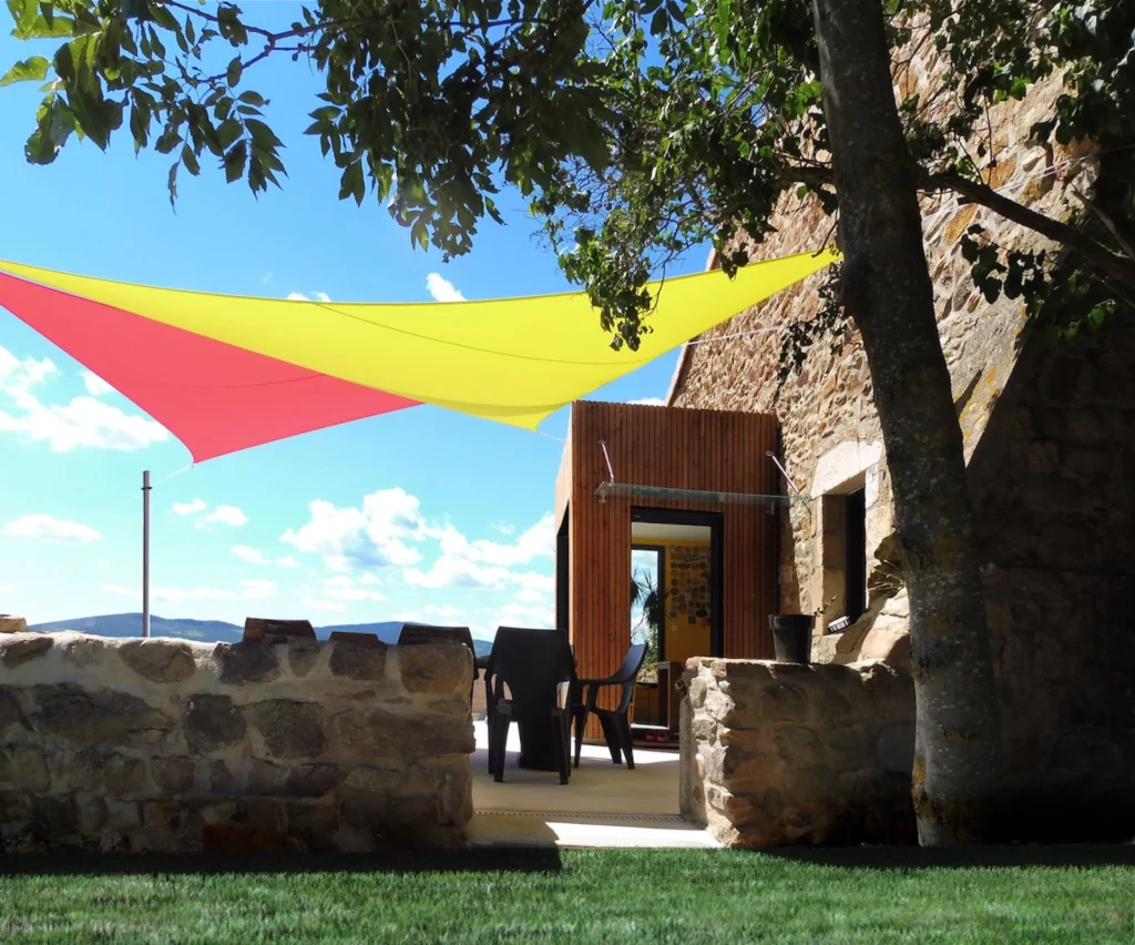 Composition de deux voiles d’ombrage triangle superposées.