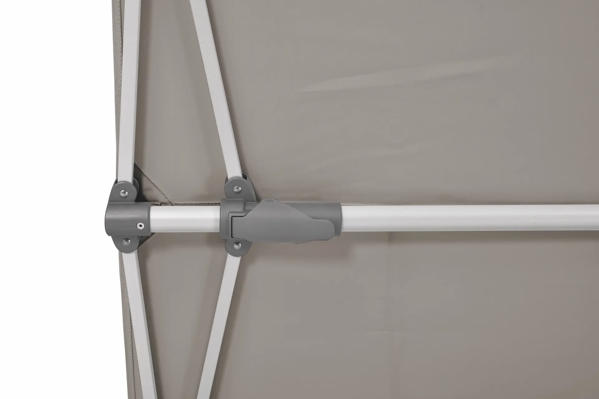 Détail du joint articulé du parasol vertical Flex Roof Suncomfort coloris 053 Light Taupe.