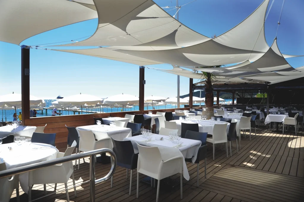 Aménagement extérieur avec une voile d’ombrage triangle Easy Sail.