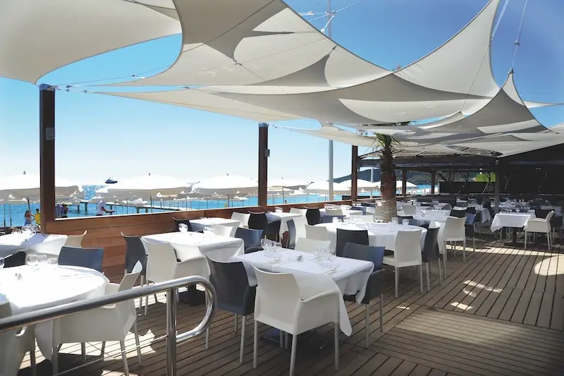 Voile d'ombrage extensible Easy Sail coloris sable sur terrasse design