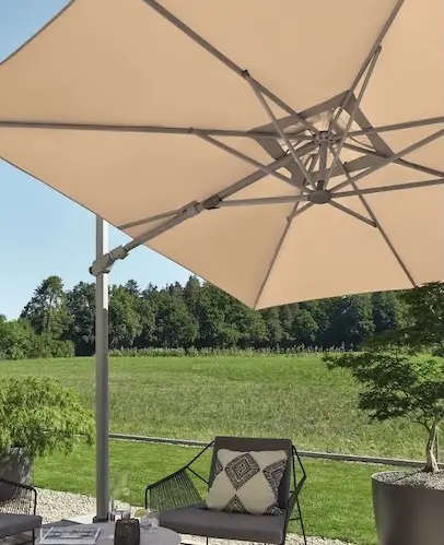 Parasol de balcon inclinable Suncomfort par Glatz pour petit espace