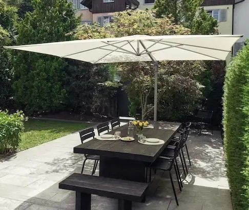 Parasol de balcon inclinable Suncomfort par Glatz pour petit espace