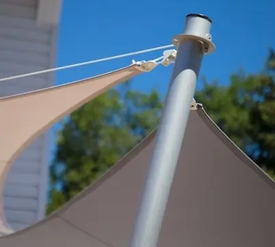 Poteau en aluminium robuste pour ancrage de voile d'ombrage sur terrasse