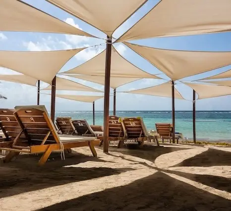 Voile d'ombrage déperlante et extensible Albiges pour protection pluie et soleil